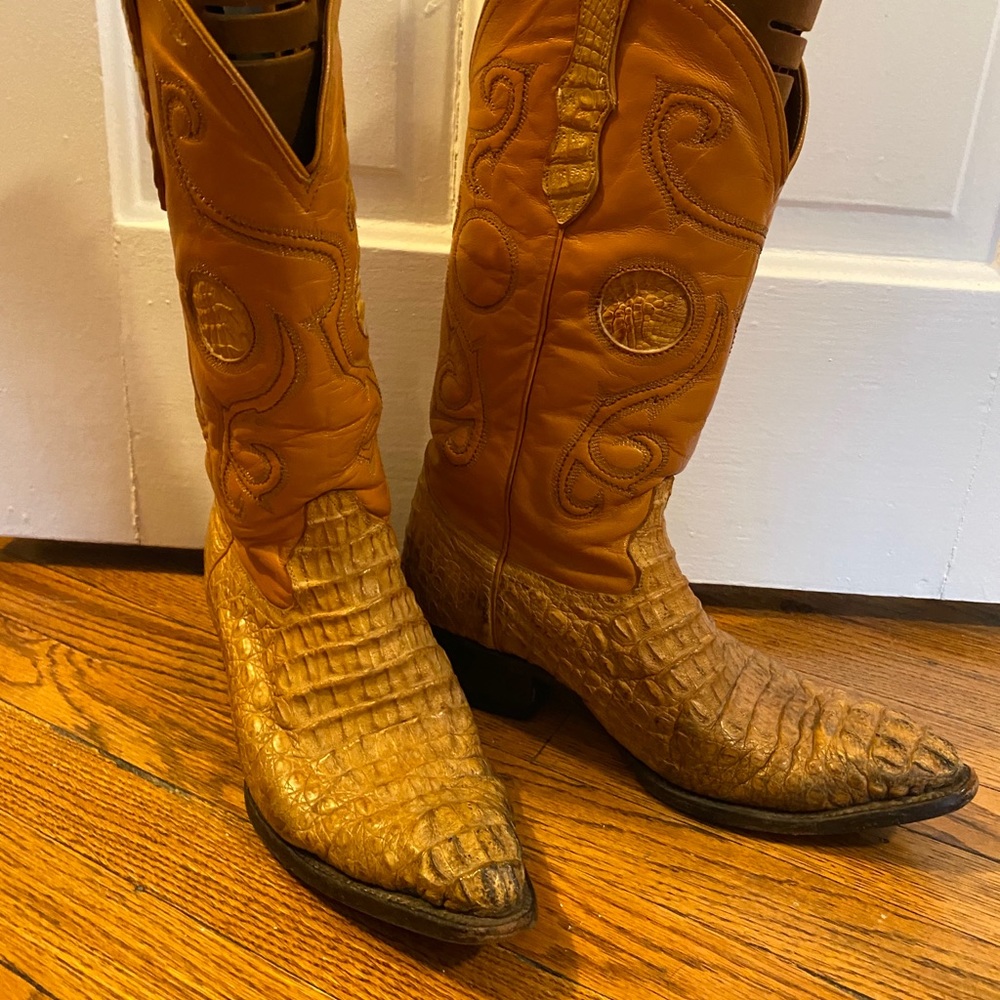 Vintage Men's 8 Exotic Cayman Boots
Dos de Oro